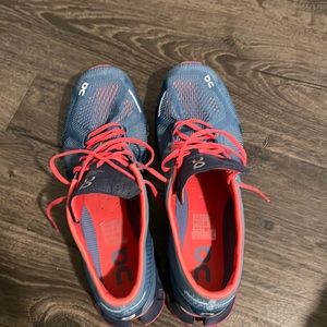 On Running Cloud women’s running/training sneakers. EUC. Blue w/ Coral trim lace